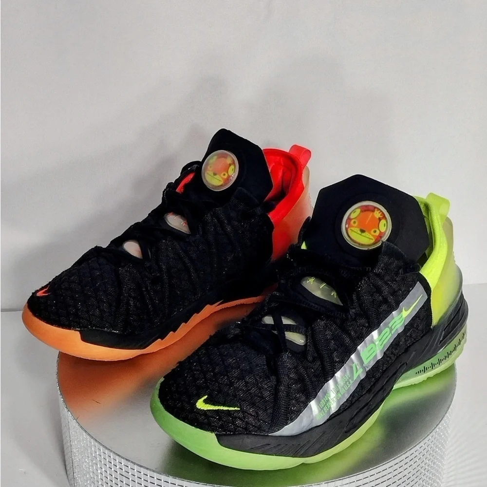 Nike Black and Neon Nike sneakers size 5.5 Y pre owned good condition